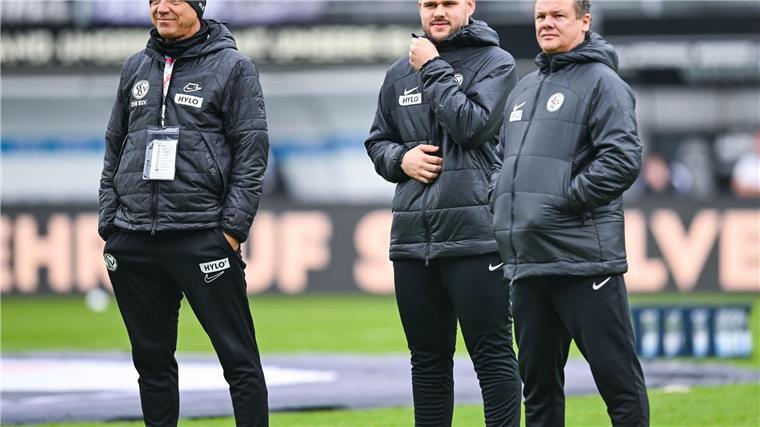 Arbeiten in Bremen weiter zusammen: Werders neuer Trainer Horst Steffen (l) und sein Assistent Raphael Duarte (M) 