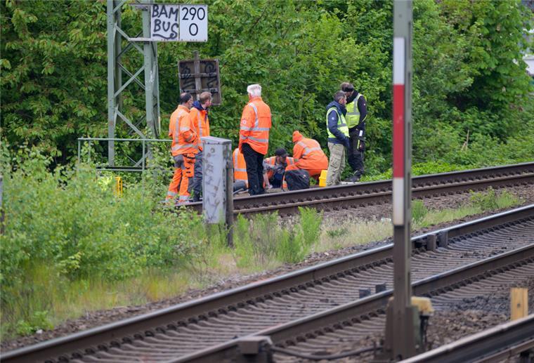 Nach Kabelbrand in Hamburg: Bahn-Fernverkehr gestört Arbeiter der Deutschen Bahn arbeiten nahe dem S-Bahnhof Sternschanze am Brandort an den Gleisen. Wegen eines Kabelbrandes in Hamburg kommt es im Fernverkehr zu starken Beeinträchtigungen.