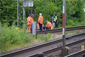 Arbeiter der Deutschen Bahn arbeiten nahe dem S-Bahnhof Sternschanze am Brandort an den Gleisen. Wegen eines Kabelbrandes in Hamburg kommt es im Fernverkehr zu starken Beeinträchtigungen.