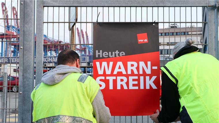Wieder Warnstreik im Bremerhavener Hafen Arbeiter legen wieder den Bremerhavener Hafen lahm.