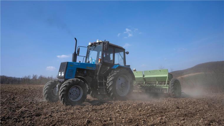 Ukraine will Landwirtschaft für EU modernisieren Arbeiter pflügen ein Weizenfeld im Westen der Ukraine.