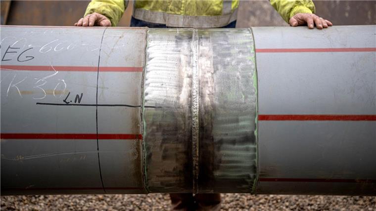 Letzte Naht geschweißt: EWE stellt Pipeline fertig Arbeiter prüfen die letzte Schweißnaht einer weitere Anbindungspipeline für das LNG-Terminal in Wilhelmshaven.