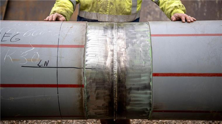Energieversorger nimmt Pipeline für LNG-Import in Betrieb Arbeiter prüfen die letzte Schweißnaht einer weitere Anbindungspipeline für das LNG-Terminal in Wilhelmshaven.