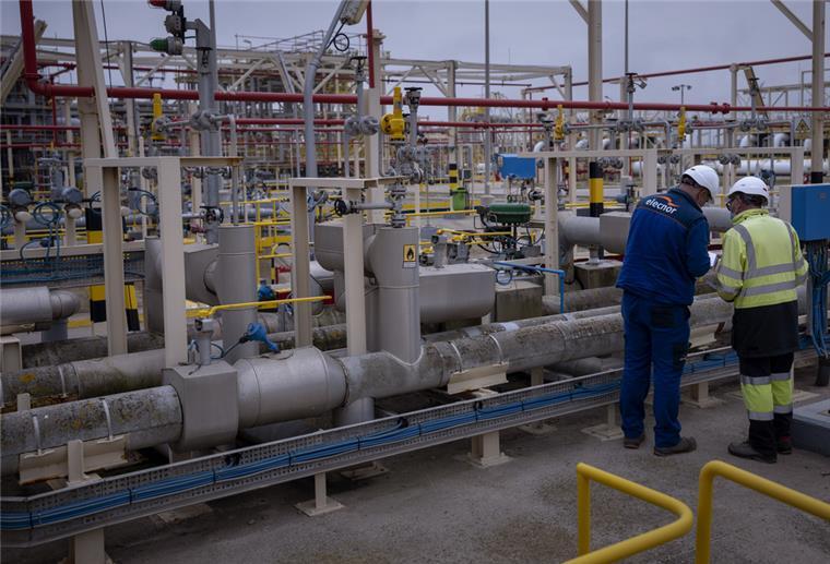 Gas aus Spanien: Schlecht für Putin, gut fürs Klima Arbeiter sind in einer Regasifizierungsanlage des spanischen Unternehmens Enagas im Einsatz.