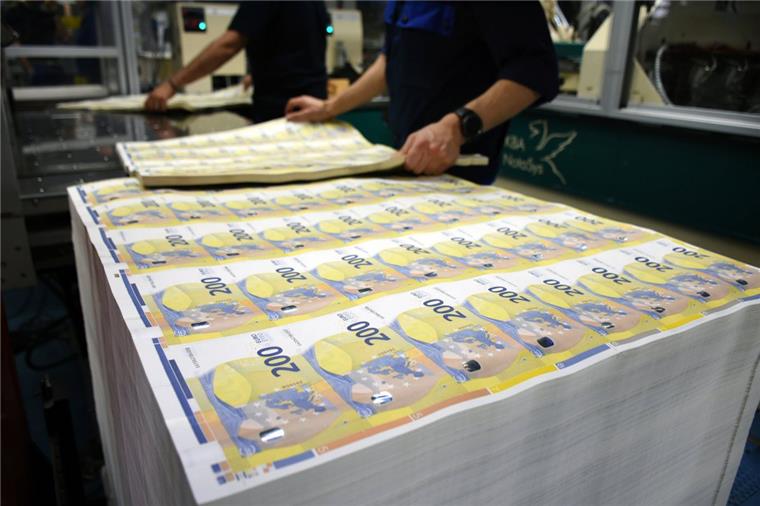 Arbeiter sortieren Druckbögen bei der Produktion neuer 200-Euro-Banknoten in der Druckerei der italienischen Zentralbank.
