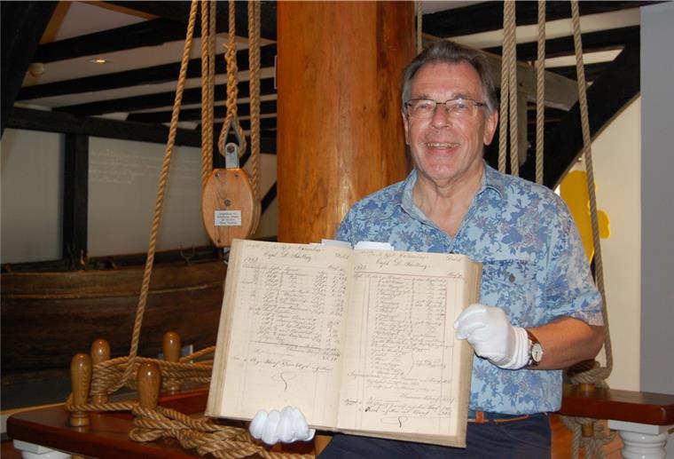 Arbeitet einen Schatz für das Museum auf: Hermann Ostermann mit einem der Kontobücher der Gebrüder Hustede aus Elsfleth, in dem von 1853 bis 1875 alle Segel und Kosten aufgeführt sind.