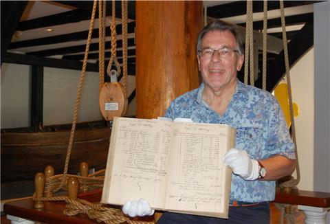 Arbeitet einen Schatz für das Museum auf: Hermann Ostermann mit einem der Kontobücher der Gebrüder Hustede aus Elsfleth, in dem von 1853 bis 1875 alle Segel und Kosten aufgeführt sind.