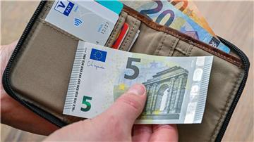 Arbeitnehmer in Niedersachsen haben dank nachlassender Inflation wieder mehr Geld in der Tasche.