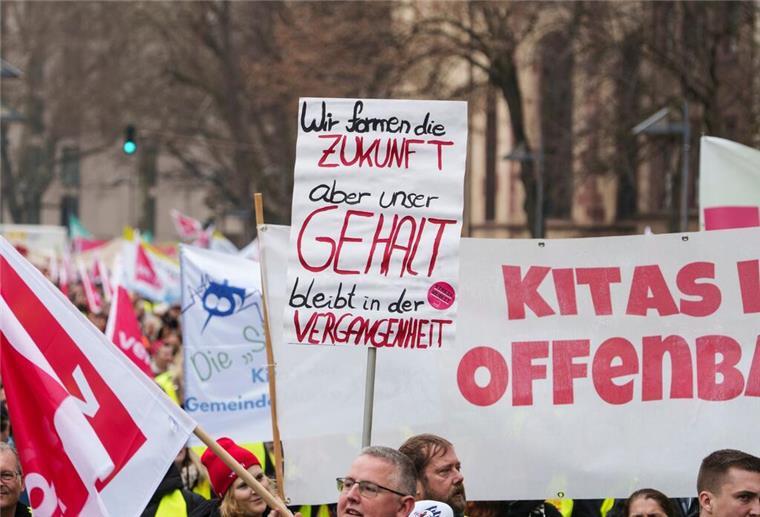 Mehr als nur Streik: Was eine Gewerkschaft leisten kann Arbeitsrecht, Lohnschutz und Streikgeld: Gewerkschaften bieten viele Vorteile.