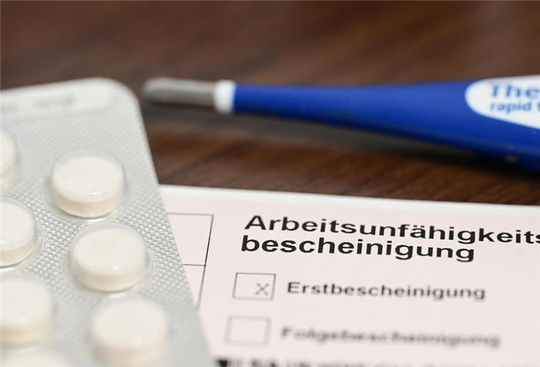 AOK-Report: Atemwegsinfekte halten Krankenstand in Niedersachsen hoch ILLUSTRATION - Zum Themendienst-Bericht vom 6. Januar 2023: Während Arbeitgeber Krankendaten elektronisch abrufen können, besteht das Jobcenter noch ein weiteres Jahr auf die AU-Bescheinigung in Papierform. Foto: Bernd Weißbrod/dpa/dpa-tmn - Honorarfrei nur für Bezieher des dpa-Themendienstes +++ dpa-Themendienst +++