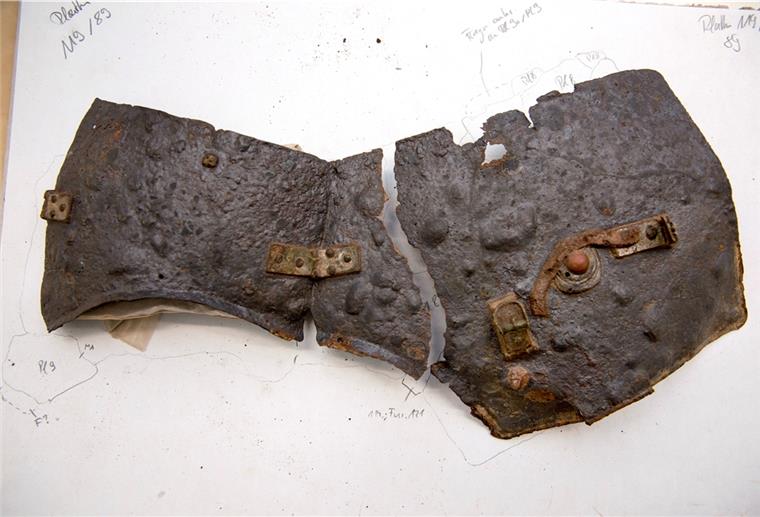 Archäologen haben einen 2000 Jahre alten Schienenpanzer entdeckt.