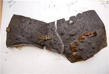Archäologen haben einen 2000 Jahre alten Schienenpanzer entdeckt.