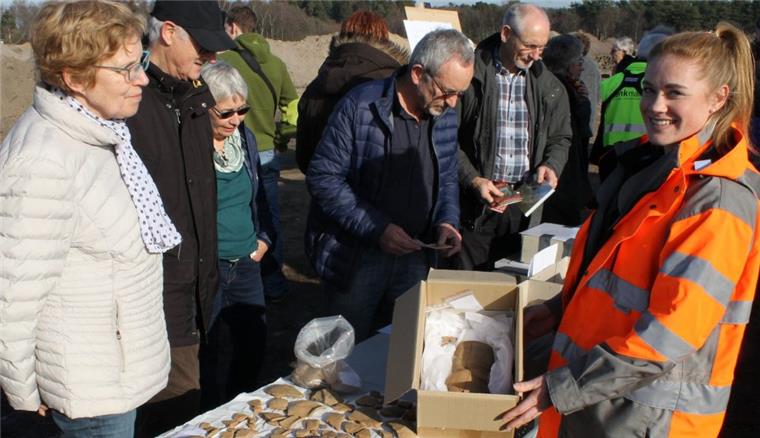 Zeven: Run auf den Hexenberg bei Frühlingswetter Archäologin Jette Harms (rechts) zeigt den Besuchern die gefundene Becherkeramik aus einer Einzelgrabkultur der Jungsteinzeit.