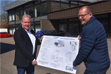Architekt Hubertus von Bothmer (links) aus Hetendorf im Landkreis Celle stellt seine Pläne vom Umbau der ehemaligen Volksbank in Sittensen gemeinsam mit Samtgemeindebürgermeister Stefan Tiemann vor. Der Entwurf wird in den nächsten Monaten weiter konkretisiert und im Herbst im Bauausschuss öffentlich gemacht. 
