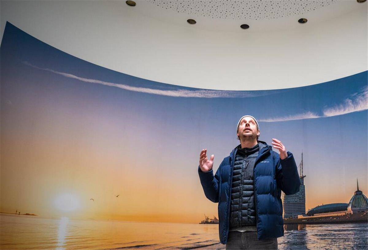 Architekt Moritz Greiling als Sprecher der Betreibergesellschaft Mission Lebenshaus  im ovalen "Raum der Stille",  der in seiner Form an einen Schiffsbug erinnert. 
