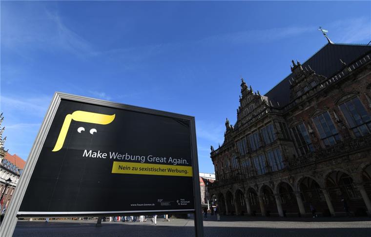 ARCHIV - Ein Plakat gegen sexistische Werbung steht am 04.07.2017 in Bremen auf dem Marktplatz, rechts ist das Rathaus zu sehen. (zu dpa "Bremen reagiert auf Beschwerden gegen sexistische Werbung" vom 02.10.2017) Foto: Carmen Jaspersen/dpa +++(c) dpa - Bildfunk+++