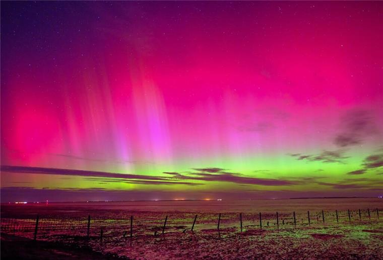 Heute Nacht sieht man womöglich die Polarlichter in Deutschland ARCHIV - Polarlichter sind am Himmel über Schillig (Kreis Friesland) zu sehen. (Archivbild) Foto: Markus Hibbeler/dpa