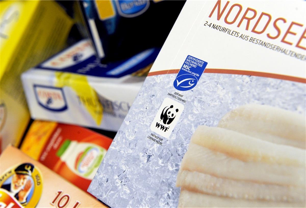 Nicht wundern: Tiefkühlfisch ist wirklich jahrelang haltbar ARCHIV - Zum Themendienst-Bericht vom 13. August 2021: Zwischen Einfrier- und Mindesthaltbarkeitsdatum bei unverarbeitetem Tiefkühlfisch kann eine mehrjährige Spanne liegen. Foto: Marcus Brandt/dpa/dpa-tmn - Honorarfrei nur für Bezieher des dpa-Themendienstes +++ dpa-Themendienst +++