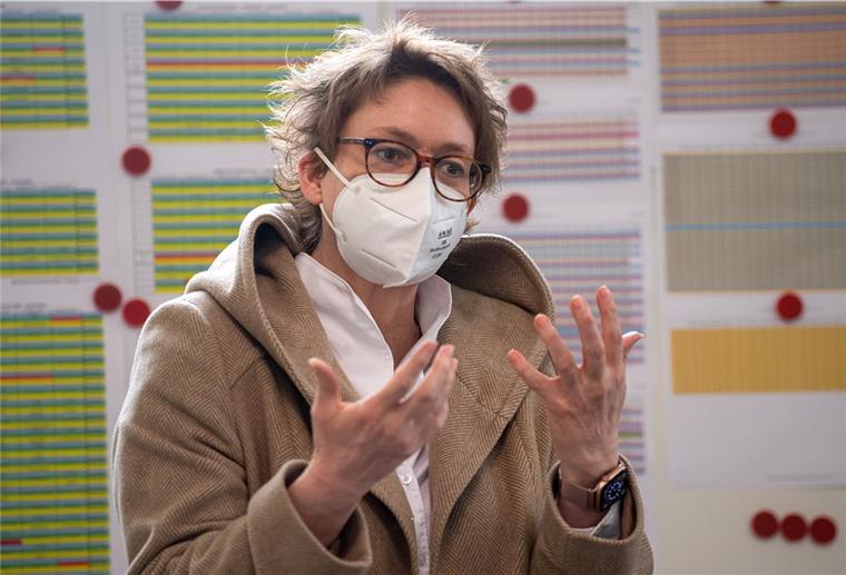 Ministerin Behrens findet Spahn-Vorschlag „höchst irritierend“ Daniela Behrens (SPD), Gesundheitsministerin von Niedersachsen, spricht bei einem Besuch im Impfzentrum des Landkreises Cuxhaven.