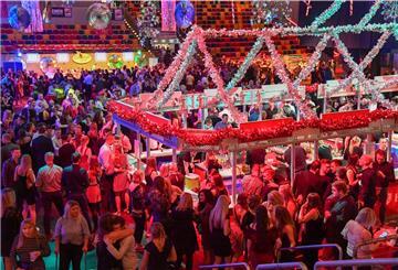 Archivbild: Weihnachtszauber in der Stadthalle: Für viele Menschen ist die Feier der Höhepunkt des Jahres. Doch gilt das auch in Corona-Zeiten?