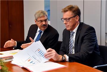Archivfoto: Oberbürgermeister Melf Grantz spricht mit Polizeidirektor Harry Götze. Foto Scheschonka