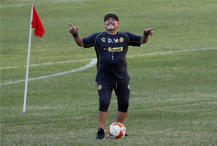 Argentiniens Fußball-Legende Diego Maradona ist zwar erst 57 Jahre alt, braucht aber bereits Prothesen in seinen Knien.