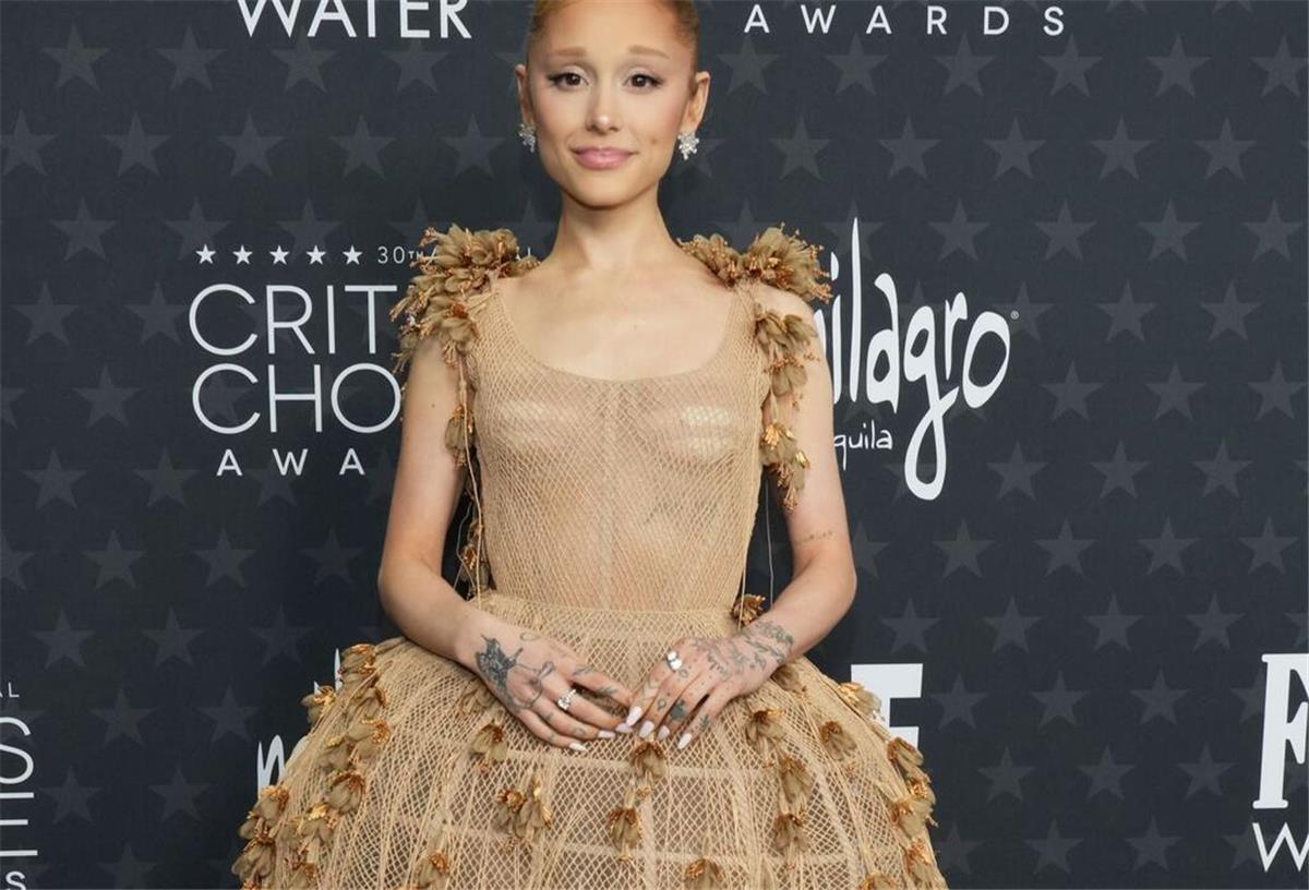 Kritiker zeichnen Demi Moore als beste Schauspielerin aus Ariana Grande („Wicked“) trug ein aufsehenerregendes Kleid von Dior im Nude-Look.