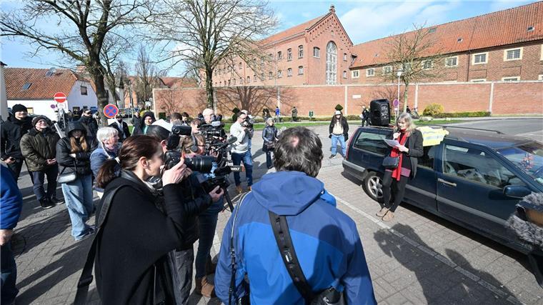 Erneut Demo für Ex-RAF-Terroristin Klette geplant Ariane Müller (r) spricht auf der Kundgebung „Solidarität mit Daniela“ vor der Justizvollzugsanstalt in Vechta.
