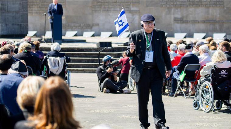Arie Olewski, Vorsitzender vom israelischen Verband von Überlebenden von Bergen-Belsen, verlässt während der Rede von Stephan Weil aus Protest seinen Sitzplatz.