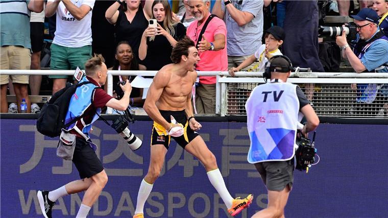 Olympiasieger Duplantis erneut mit Stabhochsprung-Weltrekord Armand Duplantis jubelt über seinen Weltrekord.