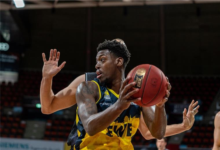 Armani Moore - hier im Trikot seines Ex-Clubs EWE Baskets Oldenburg - kommt am Samstag erstmals nach seiner Rückkehr zu den Eisbären zum Einsatz. 
