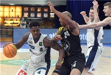 Armani Moore (links) erlebte das Spielende nach zwei Technischen Fouls nicht mit.