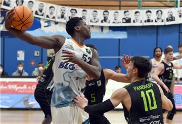 Armani Moore (links) führte die Eisbären mit 20 Punkten zum Sieg beim Tabellenzweiten Heidelberg.