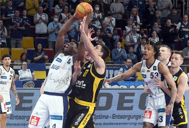 Armani Moore (links) in Aktion unter dem Korb der Tübinger. 