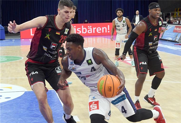 Armani Moore (rechts) hofft auf die Wende mit den Eisbären.