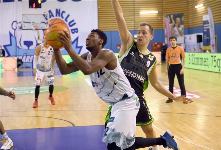 Eisbären bezwingen Schlusslicht Nürnberg deutlich Armani Moore steuerte 20 Punkte zum Heimsieg der Eisbären bei.