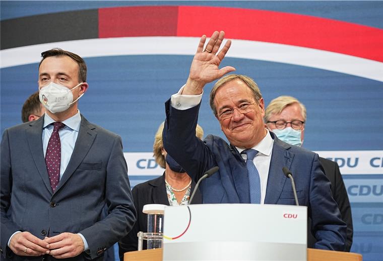Armin Laschet will auf jeden Fall Regierung bilden Armin Laschet, Bundesvorsitzender der CDU, Spitzenkandidat seiner Partei und Ministerpräsident von Nordrhein-Westfalen äußert sich nach der Bekanntgabe der ersten Hochrechnung zum Ausgang der Bundestagswahl auf der Wahlparty der Union im Konrad-Adenauer-Haus. Links neben ihm steht Paul Ziemiak, CDU-Generalsekretär.