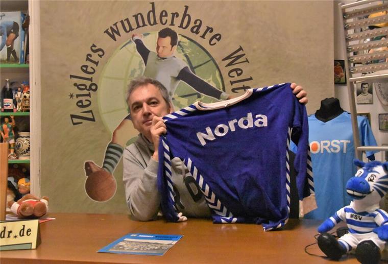 Nach diesem seltenen Werder-Trikot suchte Kult-Moderator Arnd Zeigler sein ganzes Leben Arnd Zeigler in seinem Fernsehstudio