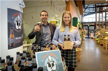 Arne Dunker und Ronja Silbernagel präsentieren das "Seute Deern"- Bier.