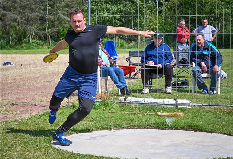 Werfergruppe von Klaus Albers jagt in Grünhöfe die Weiten Arne Hecker aus Bad Zwischenahn gehört zu den jüngeren Mitgliedern der Werfergruppe, die sich jeden Mittwoch in Grünhöfe zum sportlichen Wettkampf trifft.
