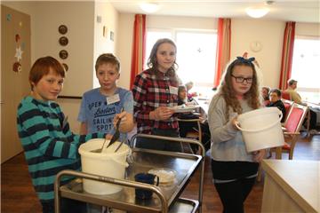 Arne Segebrecht, Alexander Echternkamp, Joslyn Kirstein und Sophia Willms halfen am Zukunftstag im Seniorenheim Haus Tongern. 