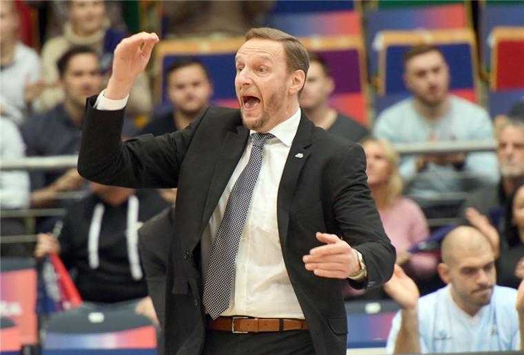 Eisbären verlieren bei der Saisoneröffnung gegen Vechta Arne Woltmann hat mit seiner Mannschaft noch viel Arbeit vor sich. Der Eisbären-Trainer sah gegen Rasta Vechta eine 86:95-Heimniederlage.