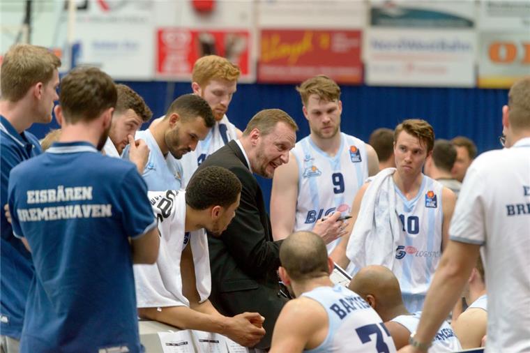 Die Eisbären wachen in Bayreuth zu spät auf Arne Woltmann hat Redebedarf. Mit der Leistung seiner Mannschaft in der ersten Halbzeit war der Eisbären-Coach nicht zufrieden. Foto Schimanke