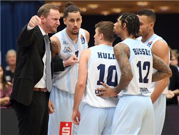 Arne Woltmann (links) feuerte seine Mannschaft erfolgreich an. Die Eisbären holten in Bremen den wichtigen dritten Saisonsieg. Foto Scheer  