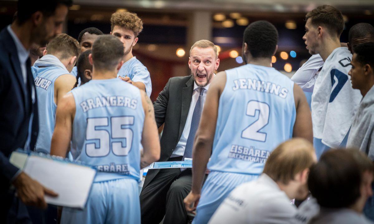 Eisbären wollen Überraschung gegen Ex-Meister Bamberg schaffen Arne Woltmann macht seine Mannschaft in einer Auszeit heiß. Am Sonntag trifft der Eisbären-Coach mit seinem Team auf Ex-Meister Brose Bamberg.