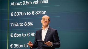 Arno Antlitz spricht auf der Jahrespressekonferenz für die vollständigen Geschäftszahlen für 2022.