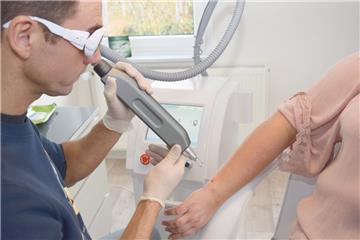 Arno Neumann, Inhaber der Firma „farblos“, lässt per Laser unliebsam gewordene Tattoos verschwinden.