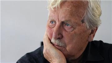 Arno Surminski sitzt in seiner Wohnung in Hamburg.