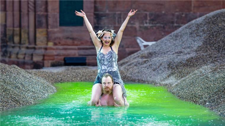 Arnold (oben) und Salthe (unten) baden bei der Fotoprobe im Drachenblut. (Archivfoto)