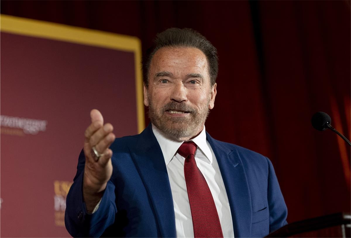 Schwarzenegger wirbt mit Tier-Video fürs Zuhausebleiben Arnold Schwarzenegger macht Werbung dafür, in den schwierigen Corona-Zeiten lieber zu Hause zu bleiben.